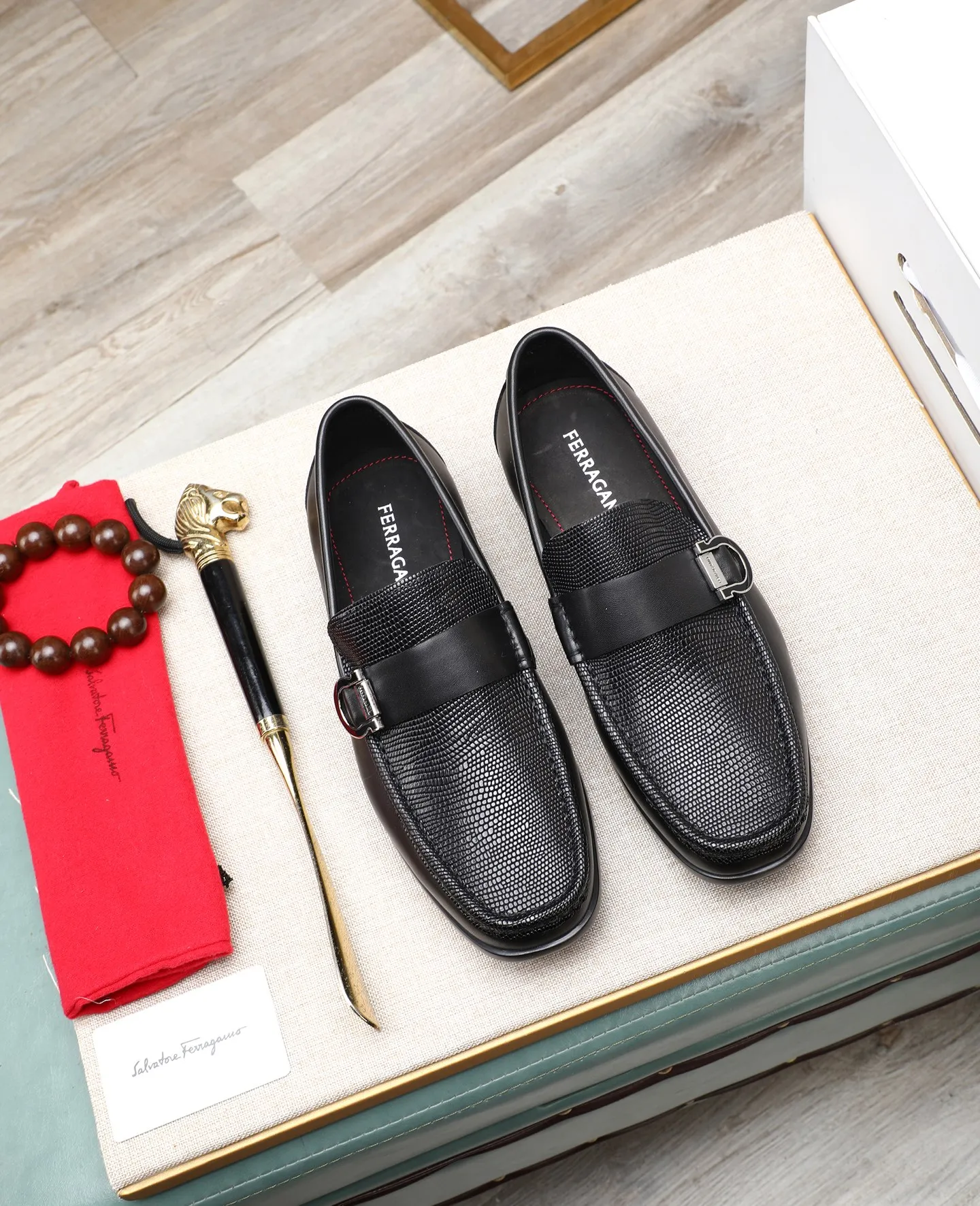 Men's clothing and shoes 💰700📛📛High-end goods! Salvatore Ferragamo is the world's top luxury footwear brand. It comes from Italy, the kingdom of fashion. It is famous all over the world for its traditional handmade design and novel styles... 🚶🏻🚶🏻 Top-quality suit shoes are sold simultaneously at the counter. This style is purely handmade. The fabric is imported Italian calfskin➕soft water-dyed cowhide lining. Specially available with original deep rubber outsole🌀🌀Size: 38➖44